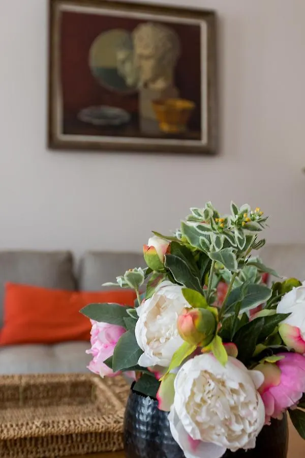 Апартаменты Veeve - Muted Beauty In Batignolles Париж