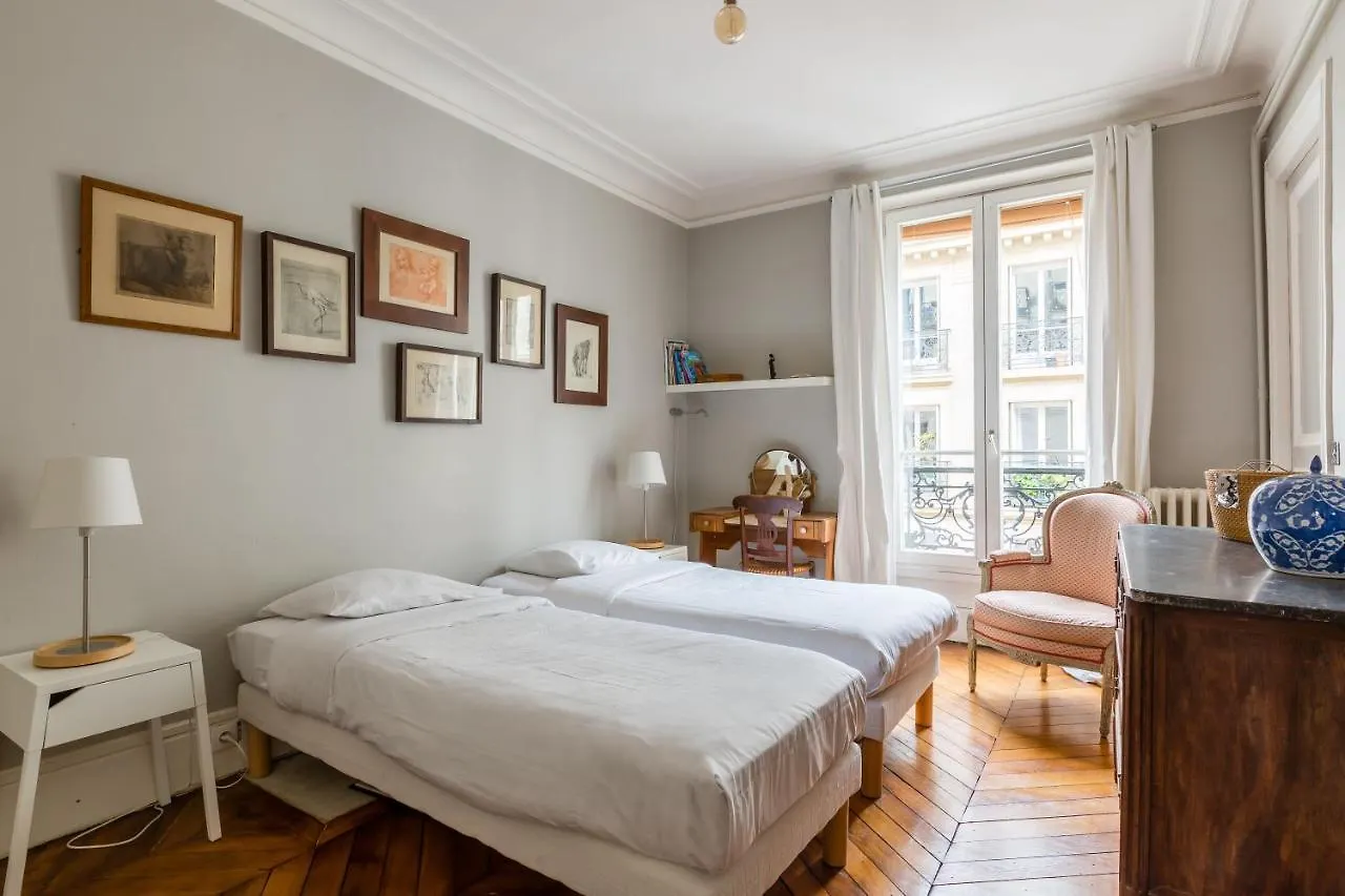 Veeve - Muted Beauty In Batignolles Апартаменты